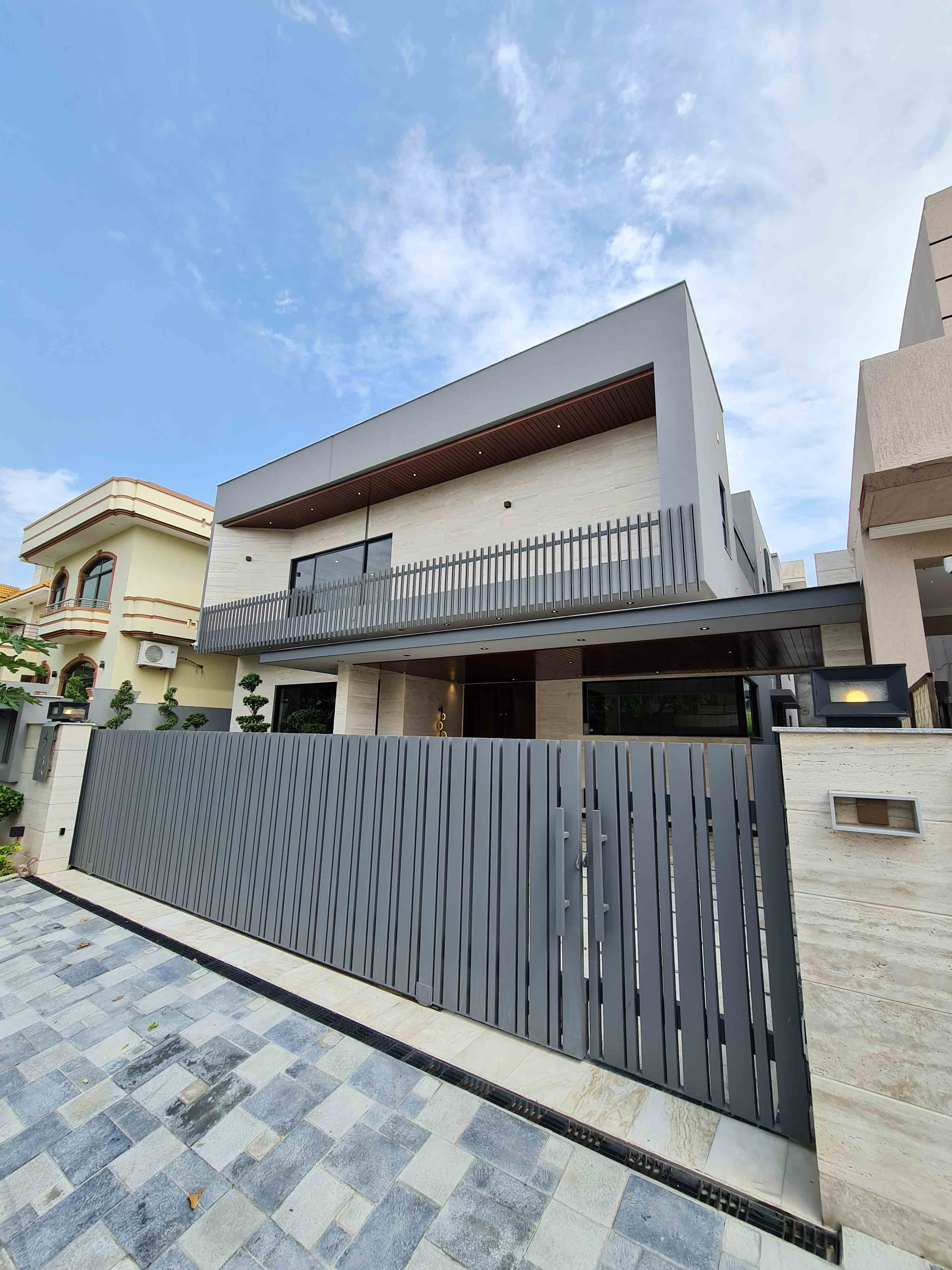 Casa Travertina - 1 Kanal Ultra Modern Straight Line House For Sale