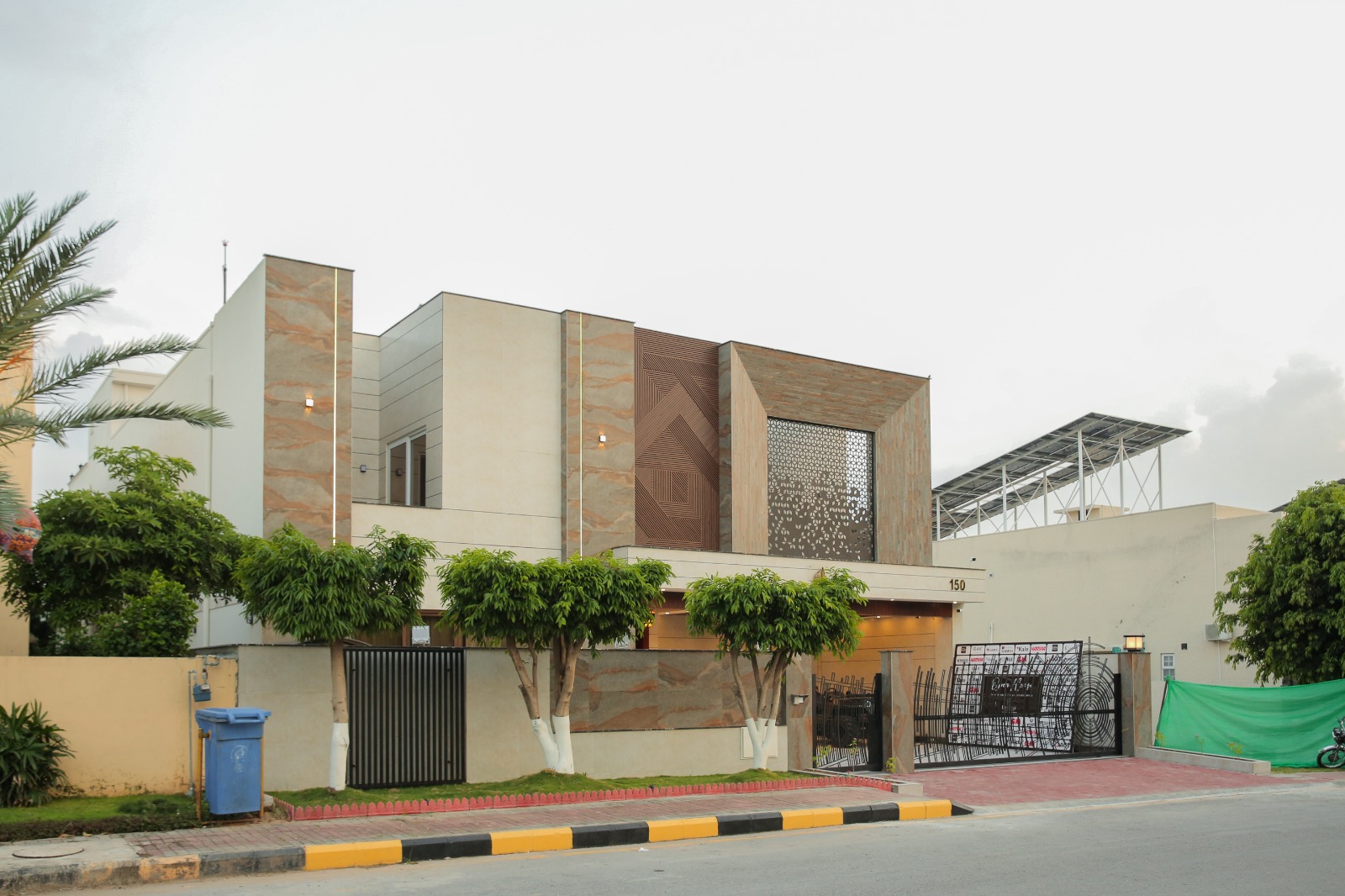 BAHRIA INTELLECTUAL VILLAGE TOP DESIGNER 5 BEDROOM 30 MARLA AMAZING VILLA WITH SWIMMING POOL HOUSE FOR SALE